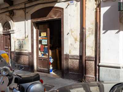 L'attivit� di Gianluigi � situata in via Maria Cristina di Savoia 60, nella parte pi� antica del quartiere San Pasquale. Superata una porticina in legno su cui vi sono apposti due adesivi con su scritto �legatoria� e �restauro libri�...